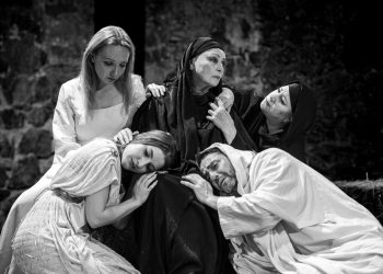 «Το δάκρυ της Παναγίας-Ένας ύμνος για τη Σμύρνη» στη Σαντορίνη