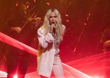 Άννα Βίσση: Αποθεωτική πρεμιέρα στο ανανεωμένο «Hotel Ερμού»