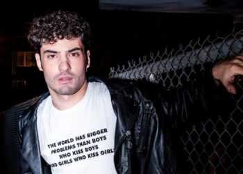 Ο Δημήτρης Τσίκλης με μπλουζάκι-μήνυμα κατά της ομοφοβίας