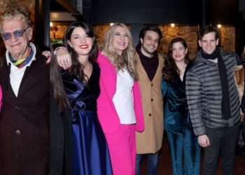 Χορεύοντας με τη θύελλα: Πρεμιέρα με φίλους στο Θέατρο Πειραιώς 131