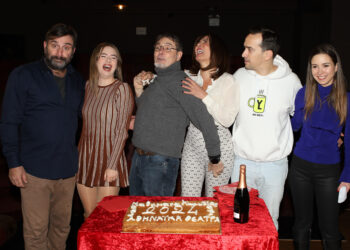 Κοπή πίτας για τα επιτυχημένα «Μαθήματα κωμωδίας» στο Μικρό Παλλάς