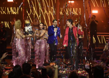 Σάκης Ρουβάς: Γενέθλια στη σκηνή – Η έκπληξη από τον Χρήστο Μάστορα