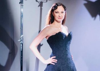 Έλενα Κουντουρά: Guest εμφάνιση στην Εβδομάδα Μόδας στο Παρίσι