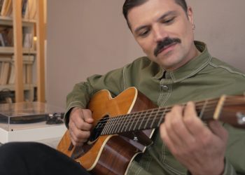 Ο Λάμπης Κουντουρόγιαννης αποκαλύπτει την ψυχή της μουσικής