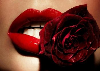 Πορφυρό κόκκινο κραγιόν: Τips για την πιο hot απόχρωση του χειμώνα