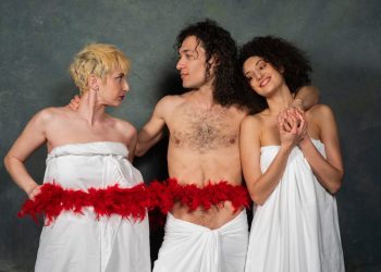 «Πίσσα και Πούπουλα» στο Θέατρο Arroyo