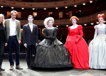 Οι «Τρεις ψηλές γυναίκες» υποδέχτηκαν το πρωθυπουργικό ζεύγος