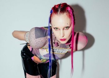 Η Τάμτα με κλειστά κινητά στο queer club Smut