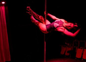 Κερδίστε προσκλήσεις για το «Η λέξη πρόοδος στο στόμα της μητέρας μου ηχούσε πολύ φάλτσα»