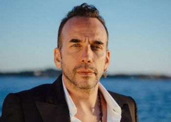 Πάνος Μουζουράκης «Μεγαλώνω»