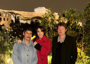 Στο σπίτι της Σίλιας Κριθαριώτη με φόντο την Ακρόπολη