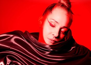 «Κάτι καίγεται» από την Νατάσσα Μποφίλιου