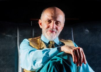 Μάνος Βακούσης: «Όλα μέσα μου είναι ένα γέλιο»