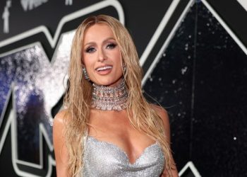 Paris Hilton: Με αστραφτερό φόρεμα Celia Kritharioti Couture