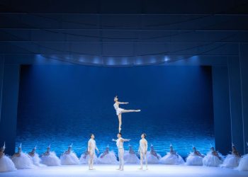 «Flying Fairy Chinese Acrobatic Show» στο Christmas Theater