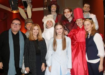 Η Αλίκη στη χώρα των θαυμάτων: Πρεμιέρα με φίλους στο Θέατρο Χορν