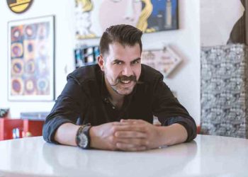 Διπλή πρεμιέρα για τον Ηλία Καρελλά