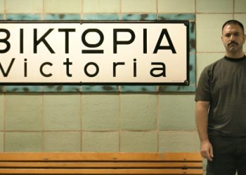 Aποκλειστικό: «Το φινιστρίνι» με τον Γιώργο Καρκά στο Θέατρο Βικτώρια