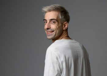 Θάνος Χατζόπουλος: «Σκηνοθετώ γιατί θέλω να μοιραστώ μια ιστορία»