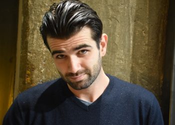 Γιάννης Μουστάκας: «Προσπαθώ να κατανοώ τους ανθρώπους»