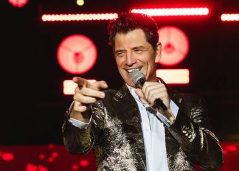 Σάκης Ρουβάς: Υποδέχθηκε τα Χριστούγεννα στο Golden Hall