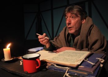 Aποκλειστικό: O Θοδωρής Γκόγκος ξαναφοράει «Το παλτό» για 7η χρονιά