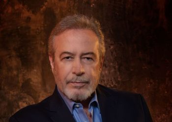 Ο Γρηγόρης Βαλτινός στη «Γη της ελιάς»