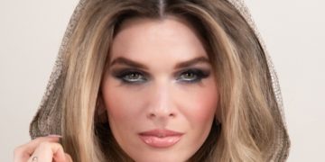 Λαμπερή στο ρεβεγιόν με elongated eyes μακιγιάζ