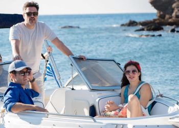 Tι συμβαίνει στο «Hoteλ Eλvira»;