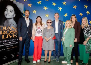 Η Έλενα Παπαρίζου στην «Ελπίδα» για τα παιδιά