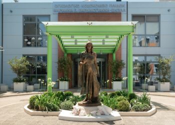 Ένα άγαλμα για την Μαριάννα Β. Βαρδινογιάννη