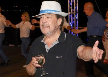 Γιάννης Πάριος: «Θαλασσινά» και γλέντι στην Αθηναϊκή Ριβιέρα