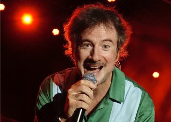 Κωστής Μαραβέγιας: Εντυπωσιακό σάμερ χιτς λάιβ στον Κήπο του Μεγάρου