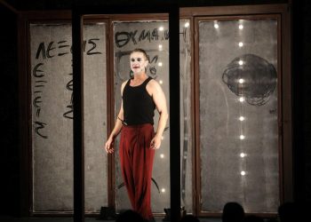 Φεστιβάλ Παραμυθιάς: Εξαίσιος Αιμίλιος Χειλάκης «Μόνος με τον Άμλετ»