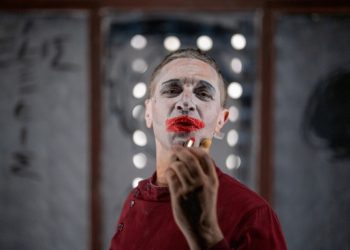 Ο Αιμίλιος Χειλάκης «Μόνος με τον Άμλετ»: Γιατί να το δείτε