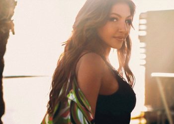 Θάλασσα, ηλιοβασίλεμα, αμμουδιά και Έλενα Παπαρίζου