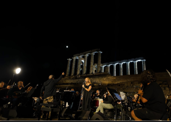 Σταύρος Ξαρχάκος: «Ταξίδι στο φως» στο Ηρώδειο