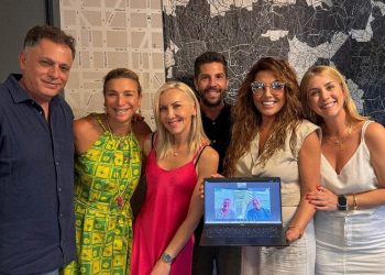 Party-έκπληξη στην Έλενα Παπαρίζου