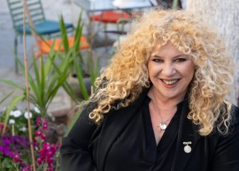 Αθηνά Καμπάκογλου: «Πέταξα τα περιττά και κράτησα τις ευλογίες»