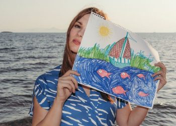 Η Ευγενία Δημητροπούλου αναρωτιέται αν «Κοιμούνται τα ψάρια;»