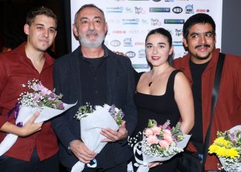 Καιρός να την πουλεύουμε: Πρεμιέρα με φίλους στο Θέατρο Art 63