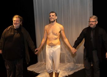 Κοιμώμενος Χαλεπάς, ο σαλός άγιος: Μεταμεσονύχτια πρεμιέρα με φίλους