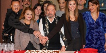 Έκοψαν την πίτα «Η δεξιά, η αριστερά και ο κυρ-Παντελής»