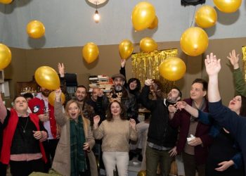 Αποκλειστικό: Κοπή πίτας με αστρόσκονη στο Θέατρο Μικρός Κεραμεικός