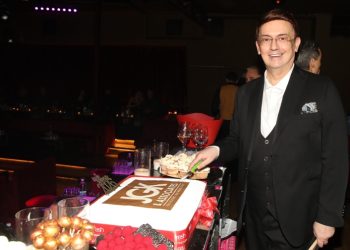 Γιάννης Καζανίδης: Πάρτι με φίλους για τη γιορτή του