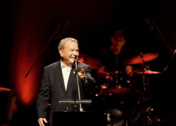 Ο Μανώλης Μητσιάς στο Μέγαρο Μουσικής Αθηνών