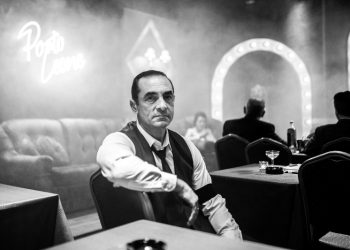 Ασπρόμαυρο «Porto Leone: Στη γειτονιά με τα κόκκινα φανάρια»