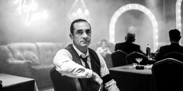 Ασπρόμαυρο «Porto Leone: Στη γειτονιά με τα κόκκινα φανάρια»