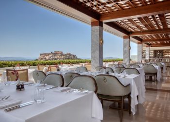 Ανανεωμένο fine comfort μενού με φόντο τον Παρθενώνα