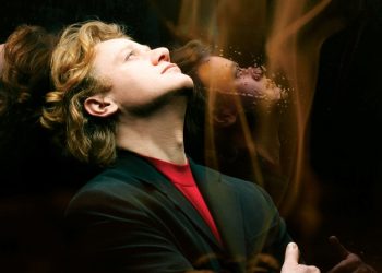 Πέτρος Γαϊτάνος: «Πορεία στο Θείο Πάθος» στο Θέατρο Ακροπόλ